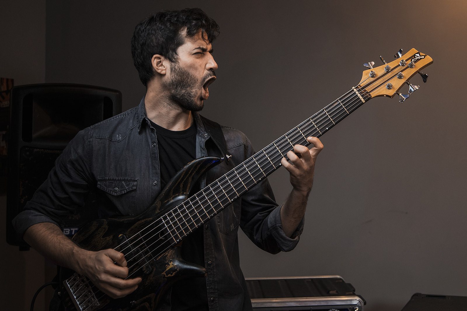 Il musicista che grida mentre suona il basso