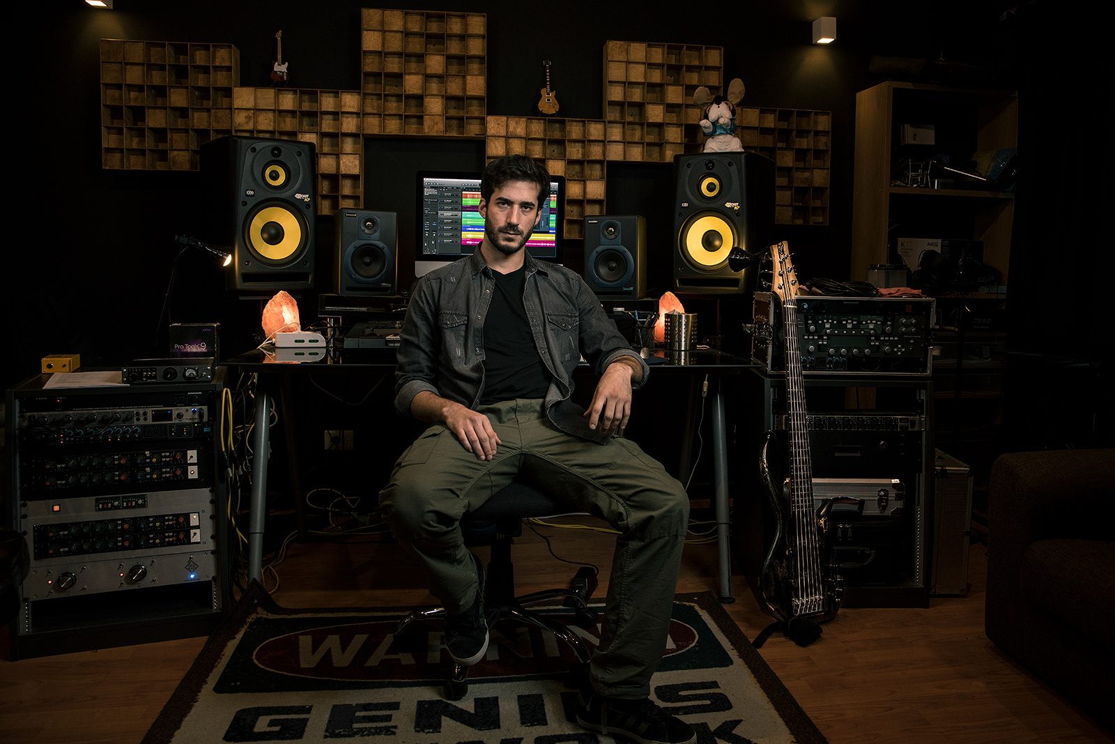 Lo studio di registrazione in campo largo, con il musicista seduto al centro tra mixer e casse