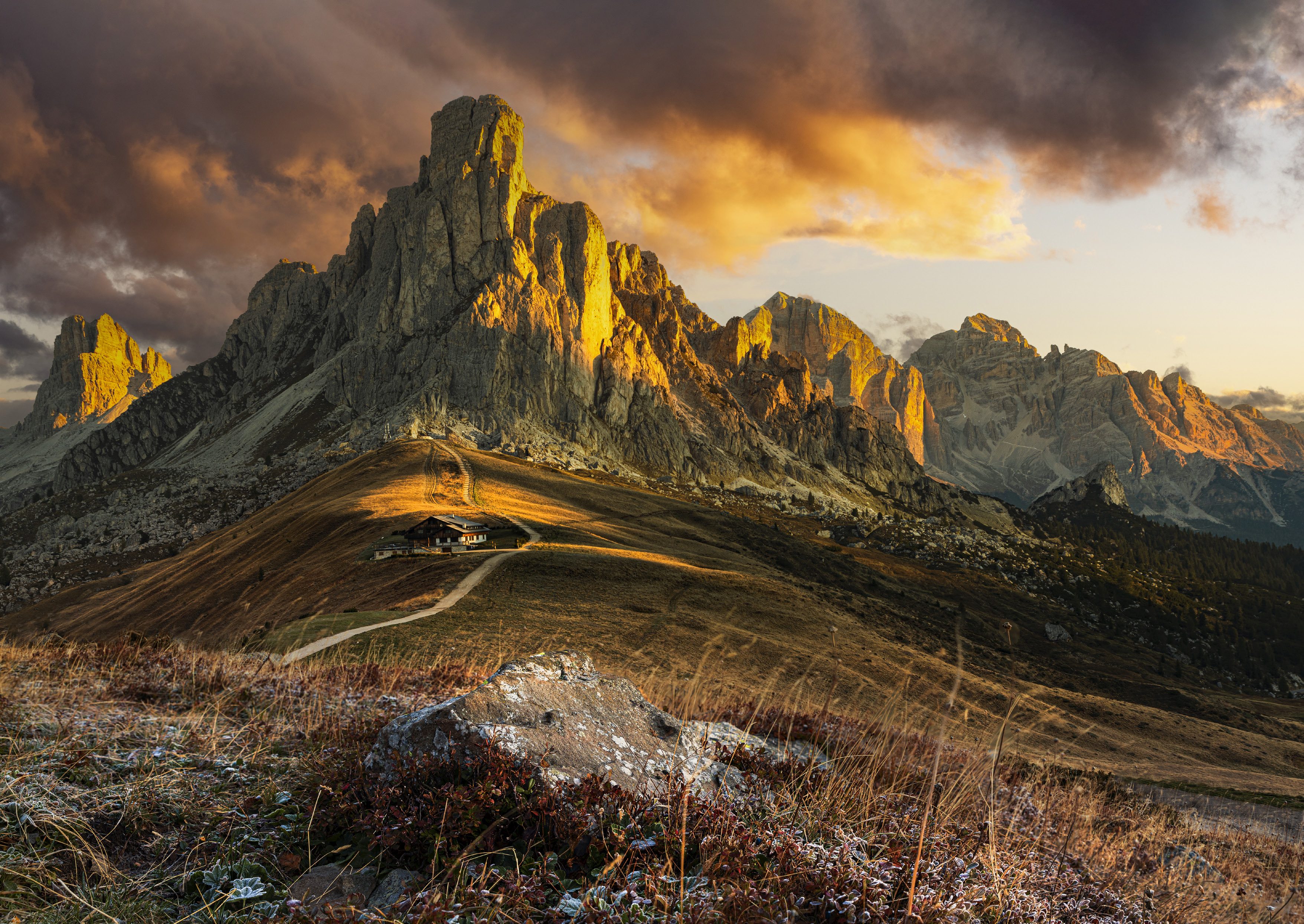 Il Ra Gusela al Passo Giau con la prima luce sulla roccia e i prati in primo piano