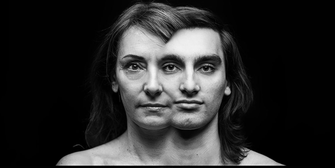 Fusione in bianco e nero dei volti di una madre e di un figlio, uniti lungo la linea del naso