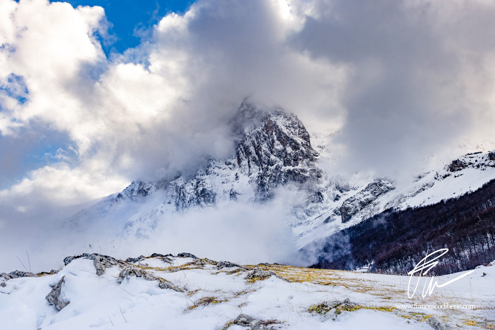 Il Corno Grande del Gran Sasso innevato, avvolto dalle nuvole