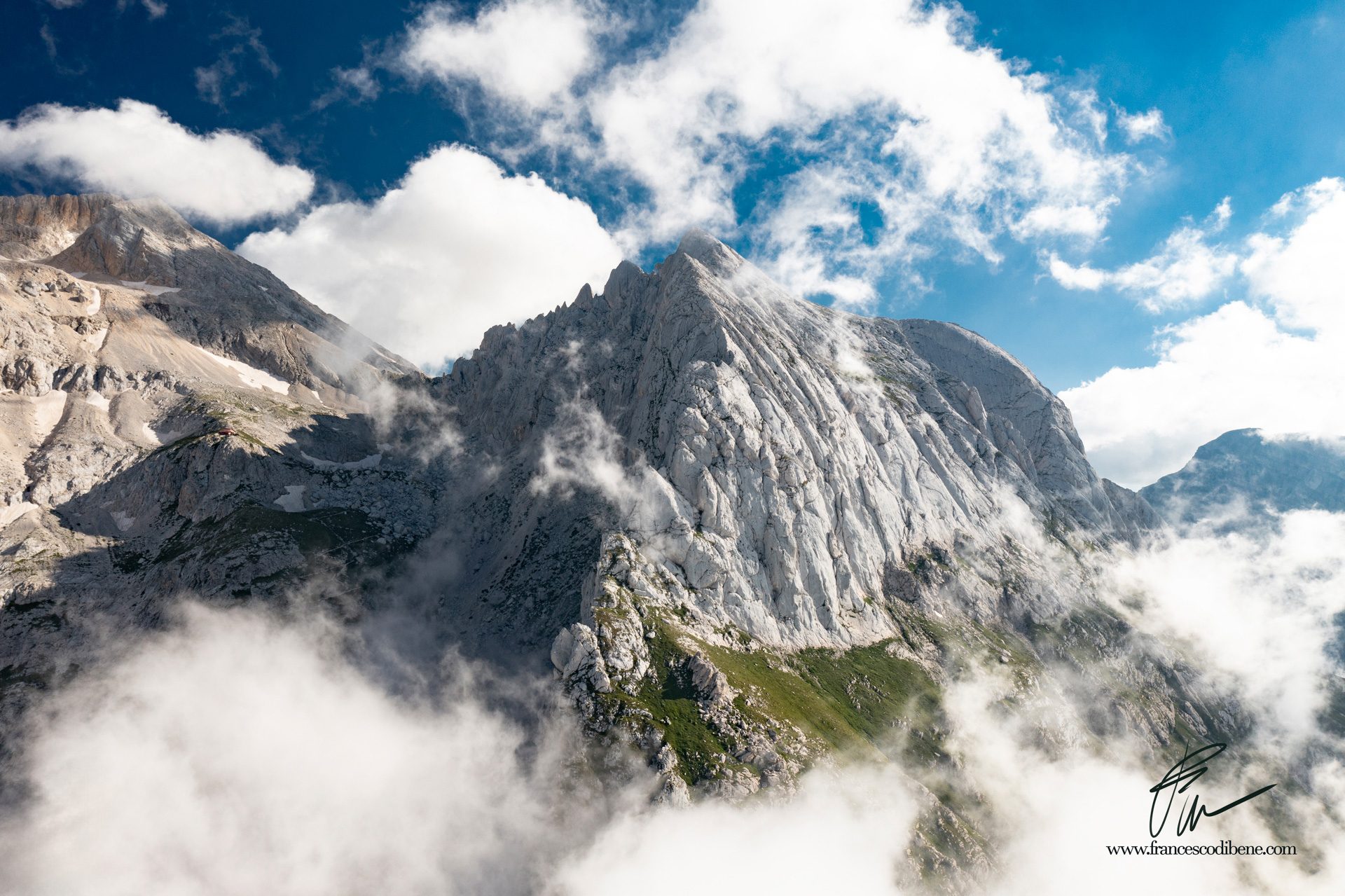 Il Corno Piccolo del Gran Sasso tra nuvole e cielo azzurro