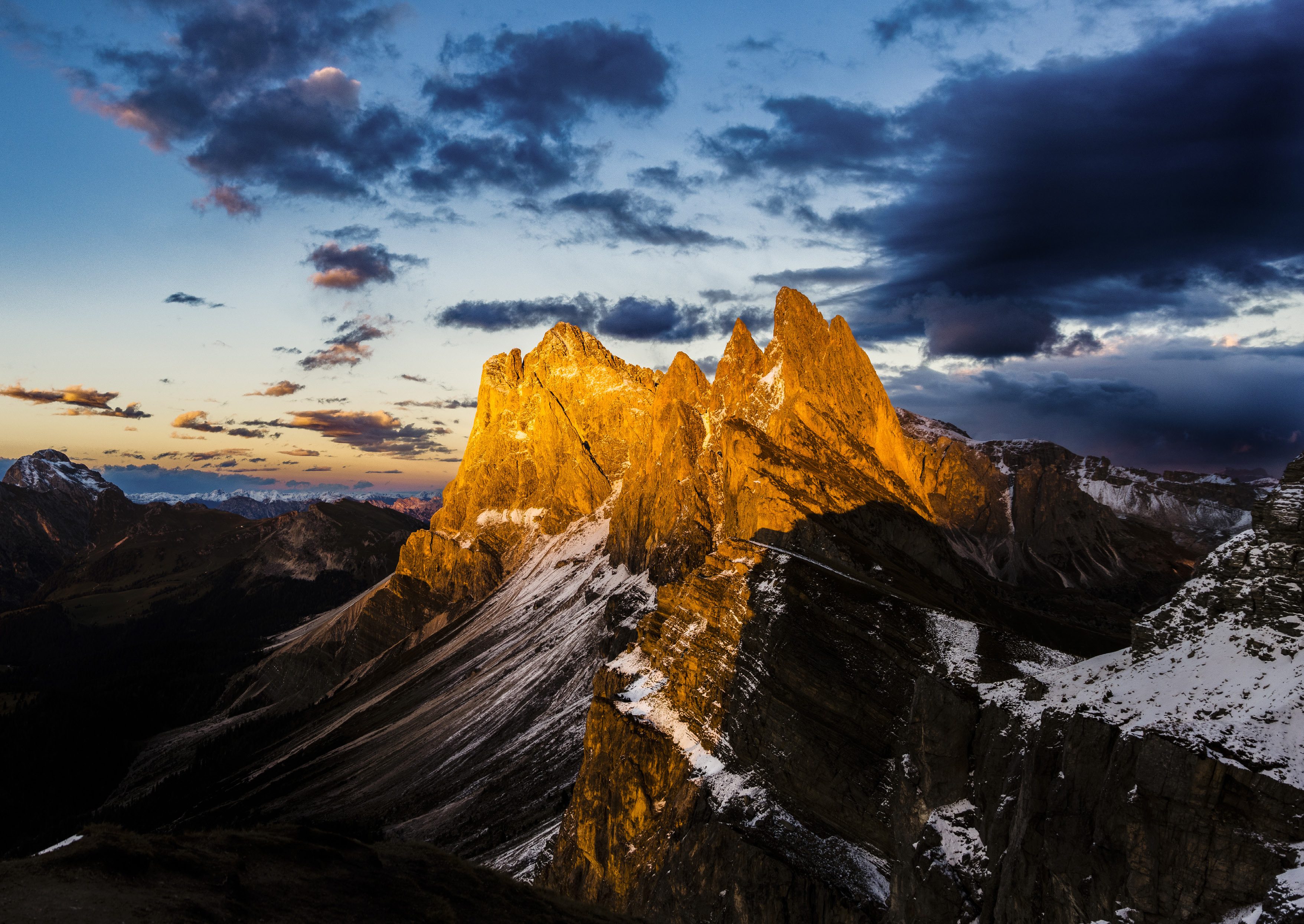 La cresta del Seceda accesa dalla luce del tramonto, Dolomiti
