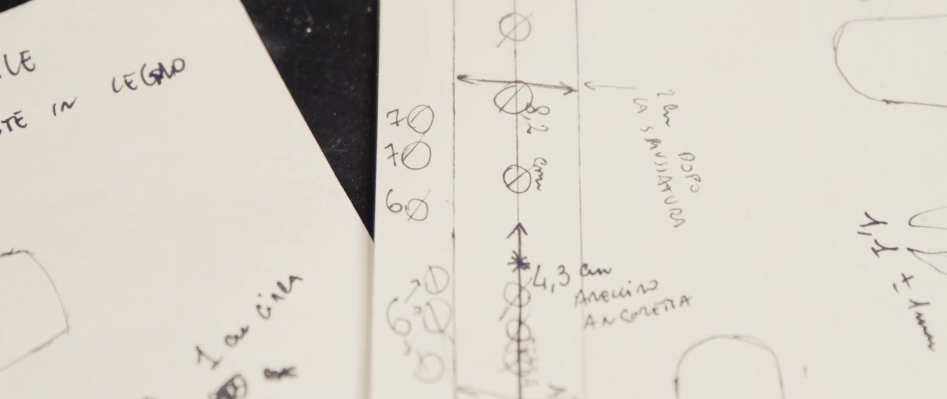 Il disegno tecnico di un’esca, con misure e appunti a matita