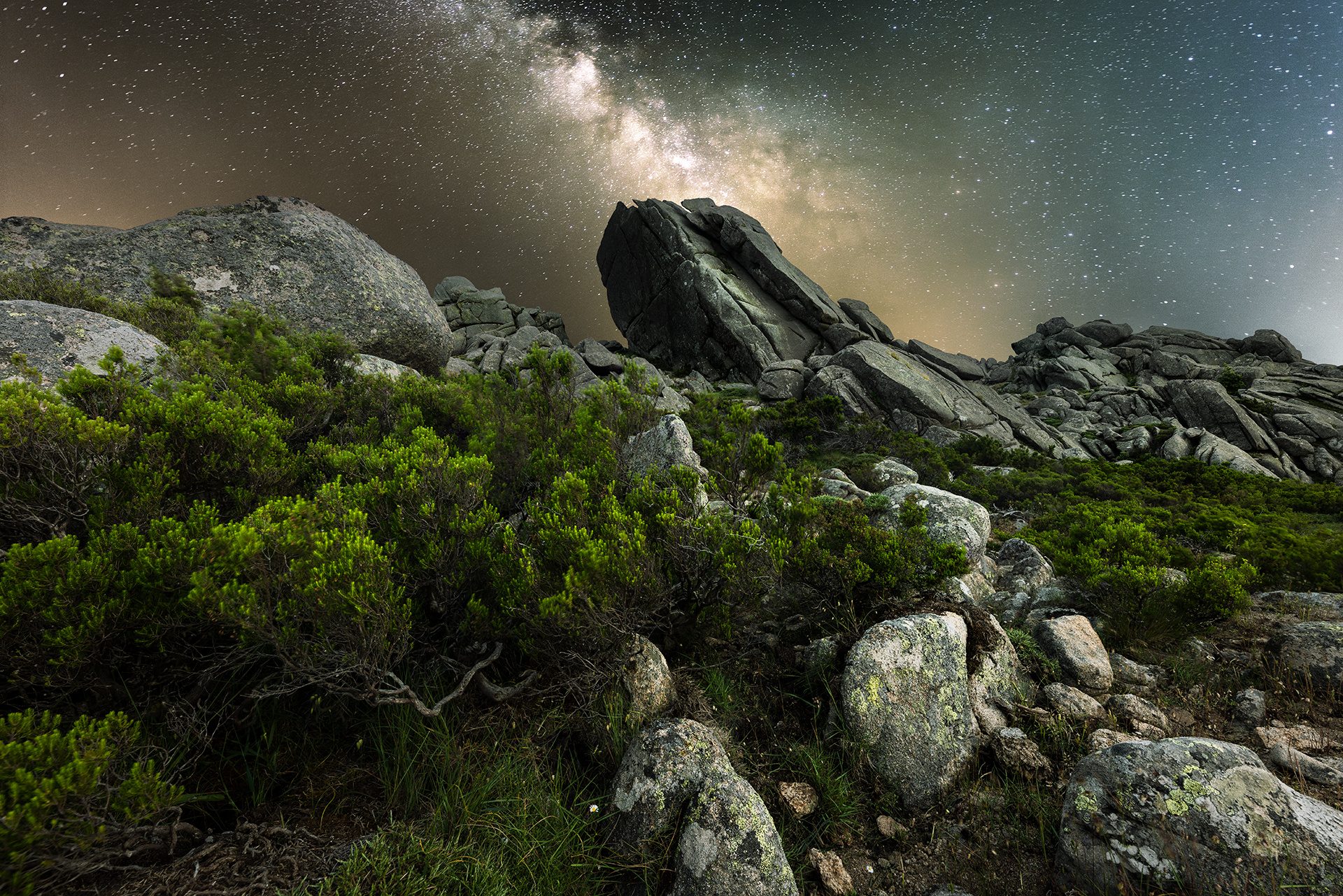 Rocce di granito e macchia mediterranea sotto la Via Lattea, Monte Limbara, Sardegna