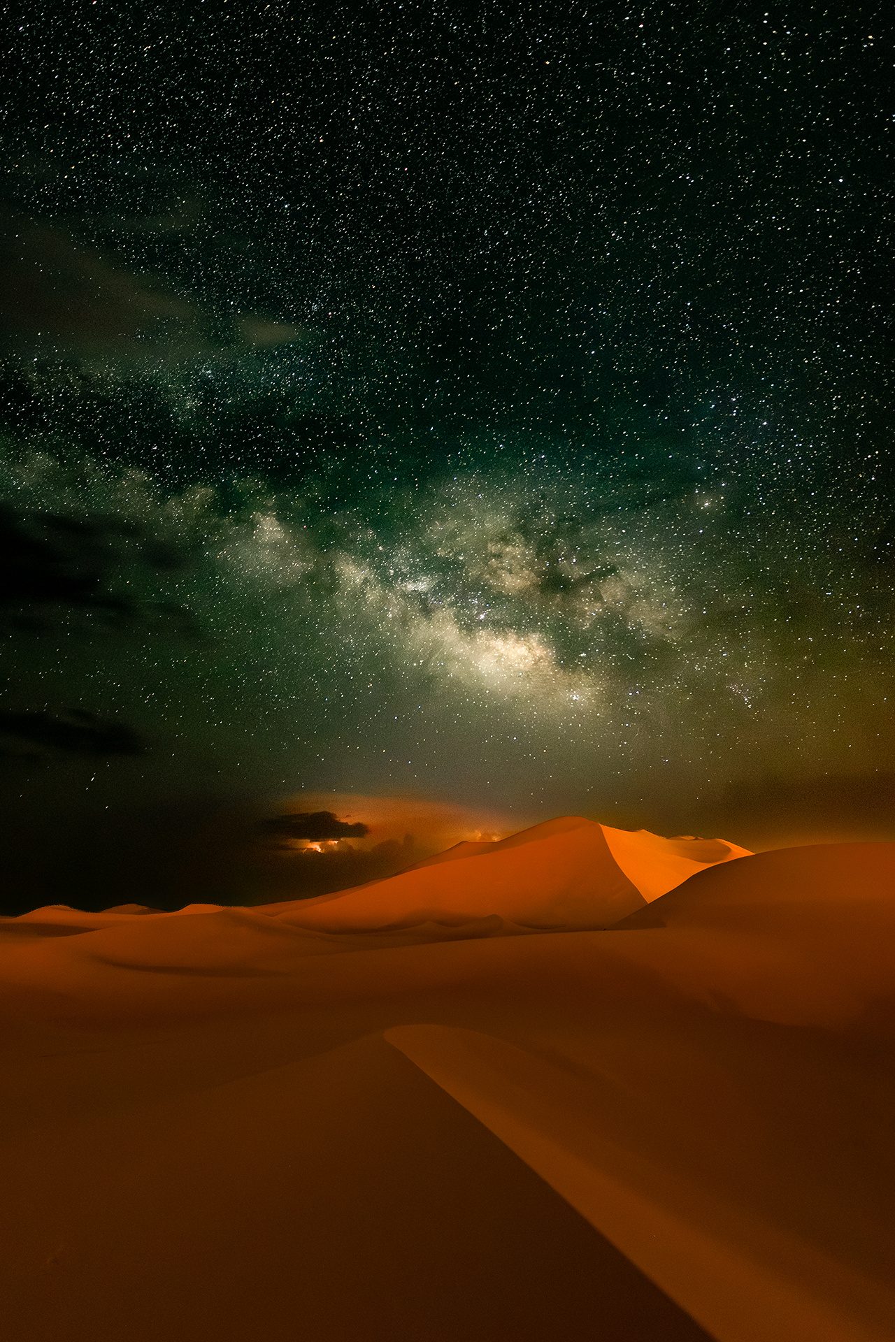 Le dune di Merzouga di notte, sotto un cielo stellato