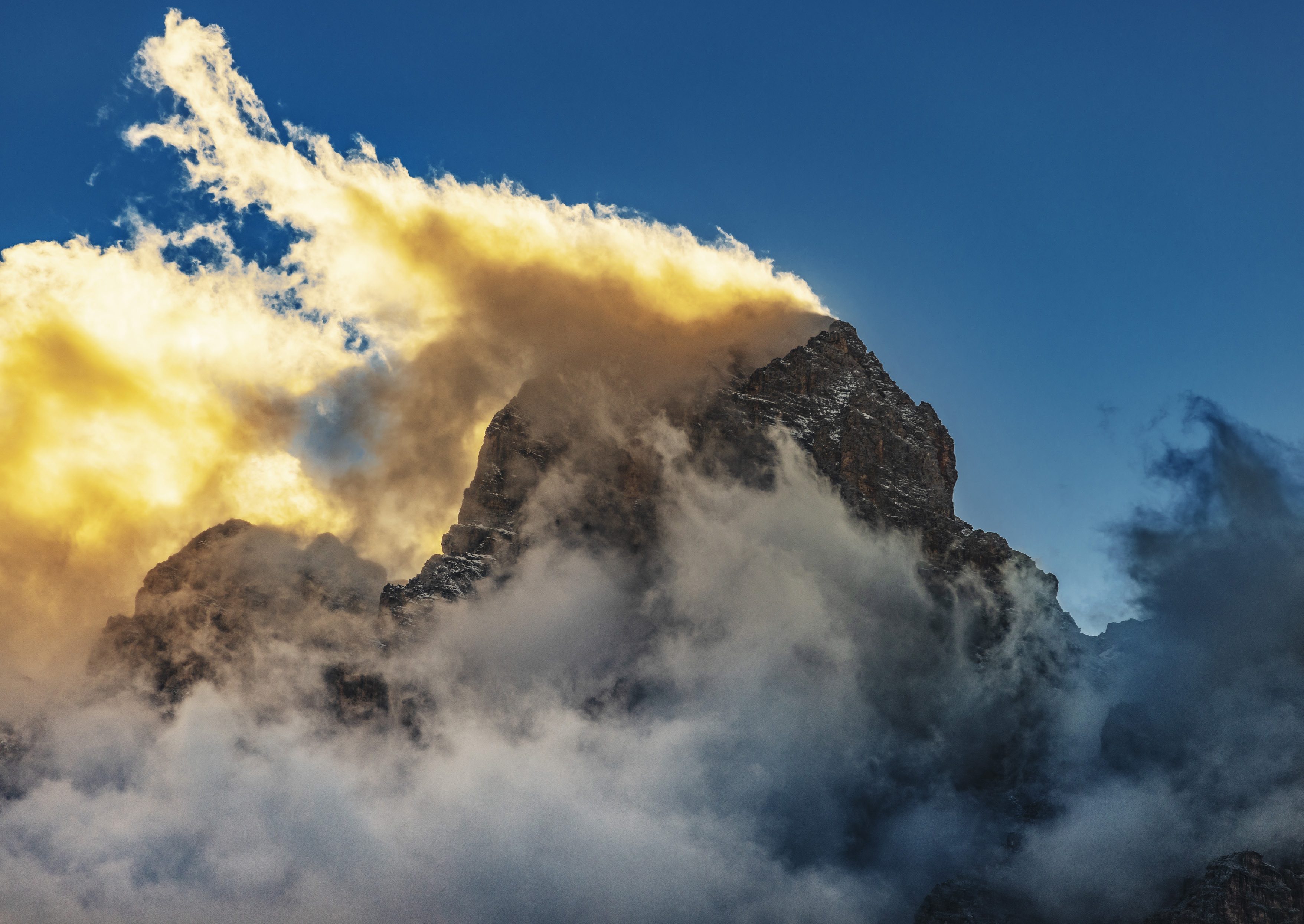 Il Monte Cristallo con le nuvole accese dal sole al tramonto