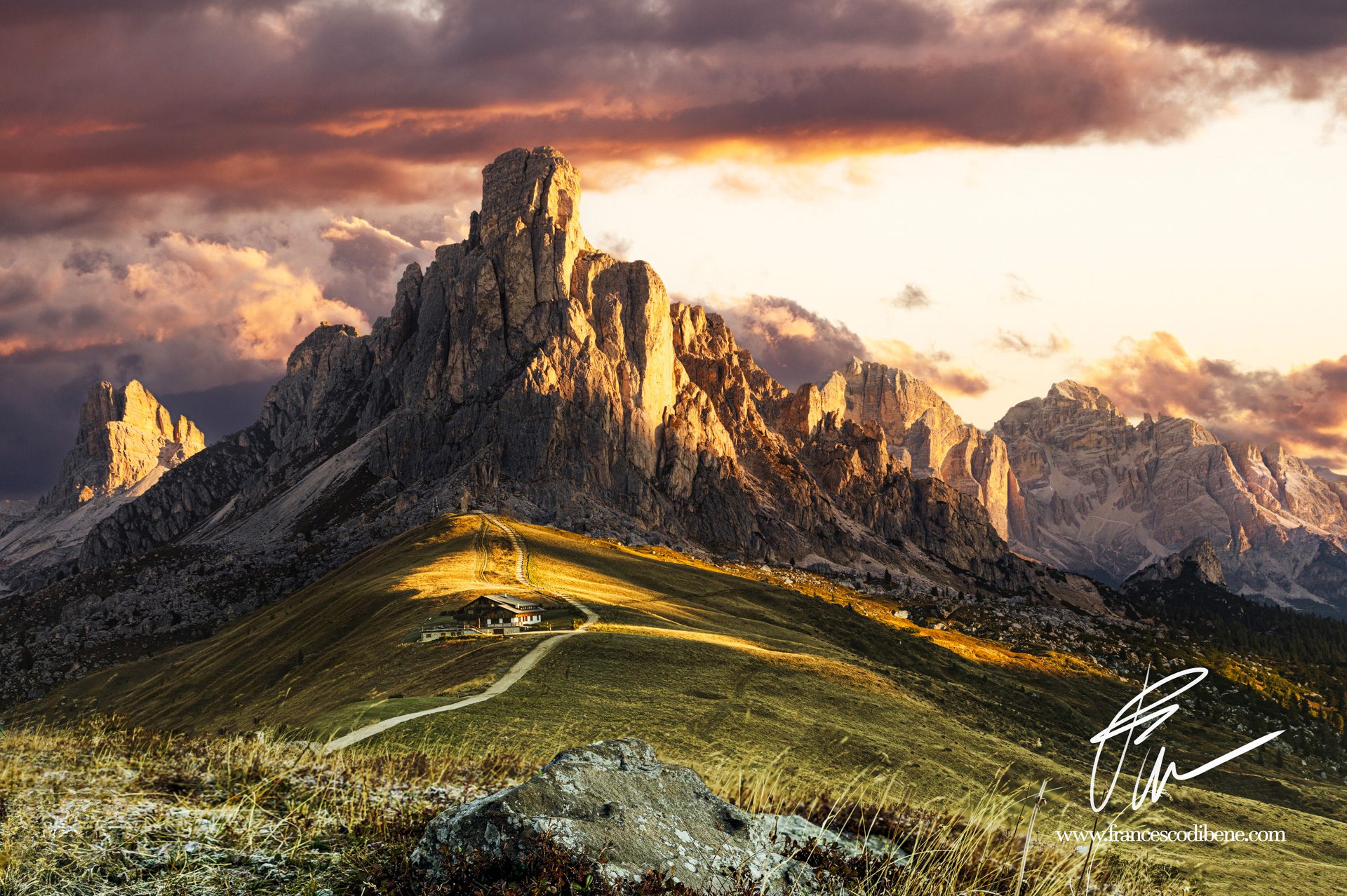 Il Ra Gusela e il rifugio del Passo Giau alla prima luce, Dolomiti