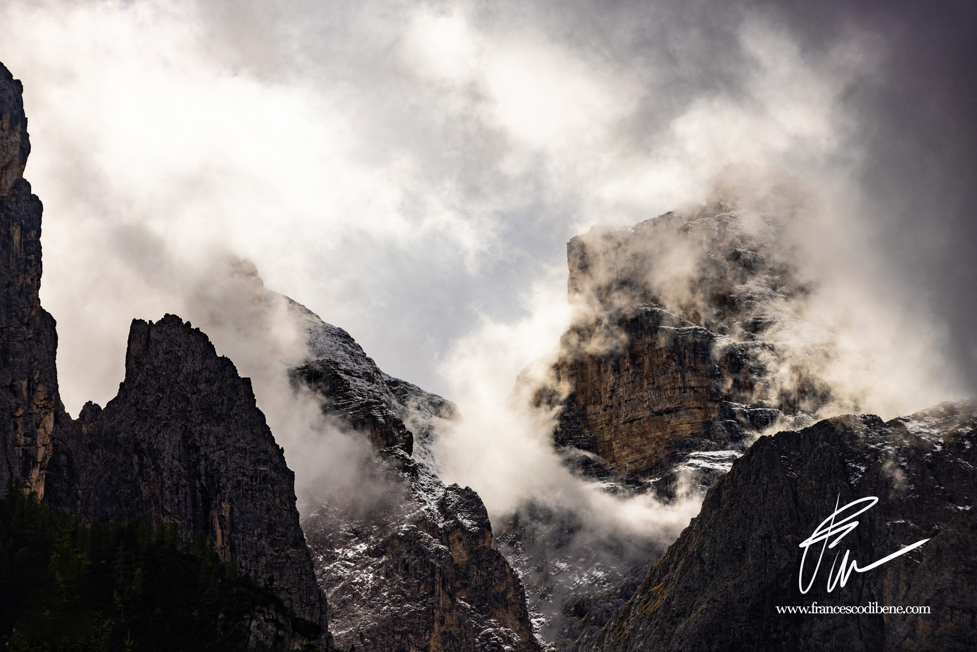 Le pareti del Piz Boè tra nuvole in movimento, Dolomiti