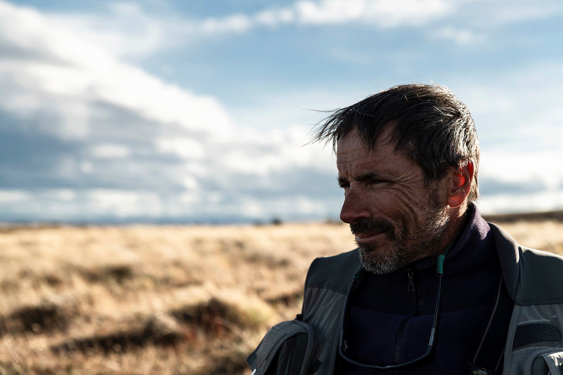 Ritratto di un pescatore di profilo, con il vento tra i capelli, Patagonia