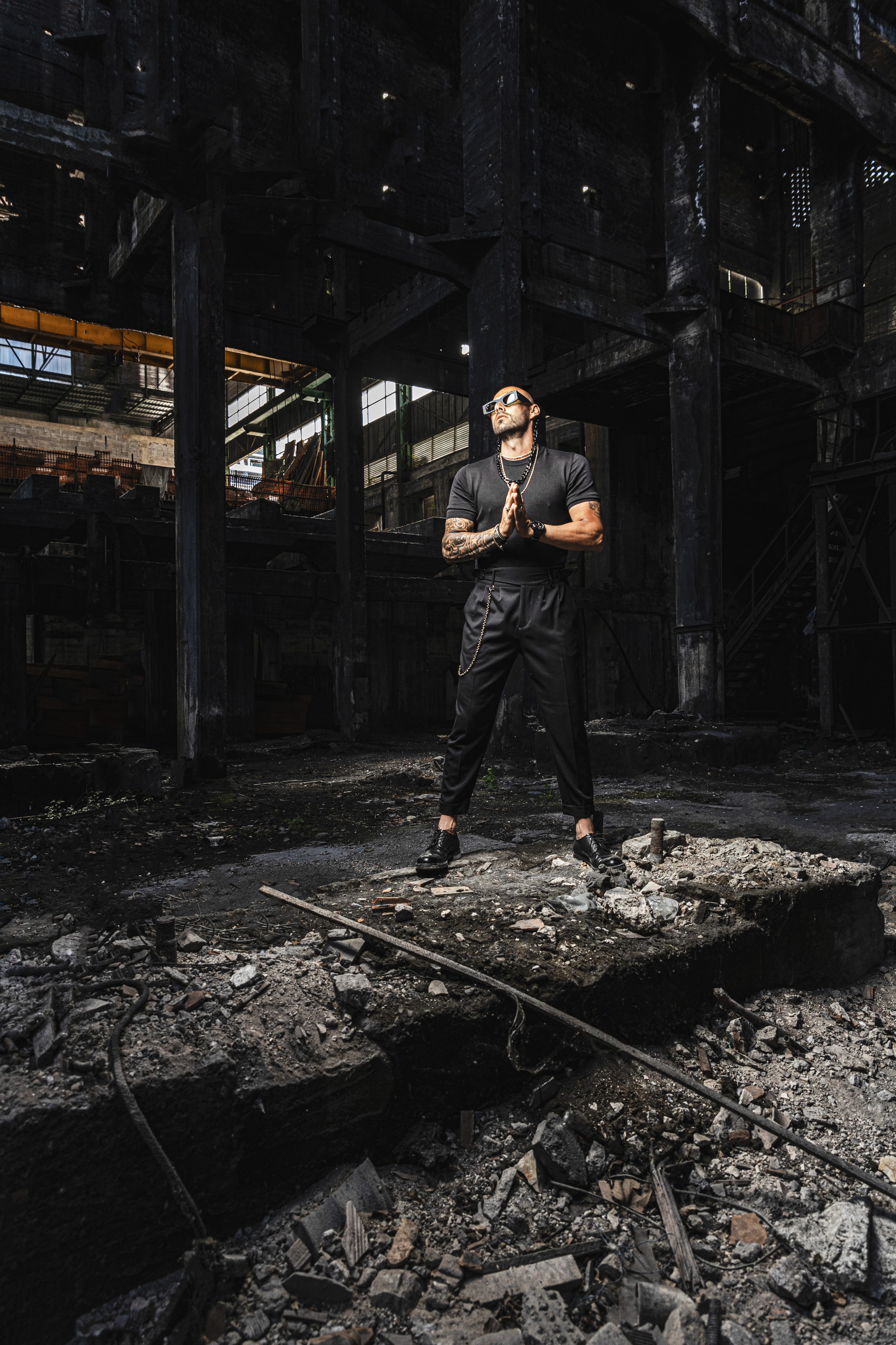 Uomo in piedi in un edificio industriale abbandonato